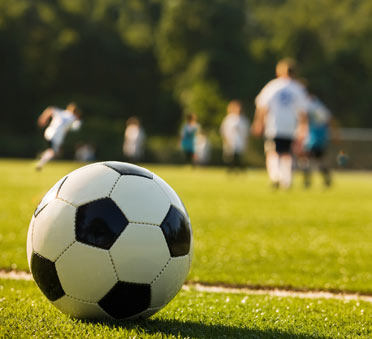 ballon de football utilisée lors d'un match sponsorisé par une entreprise.
